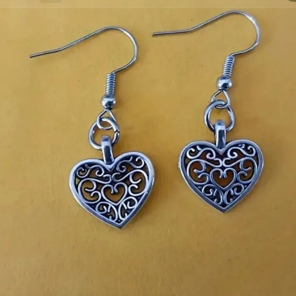 Retro Hollow Out Heart Shaped Earrings - Picture 5 of 7